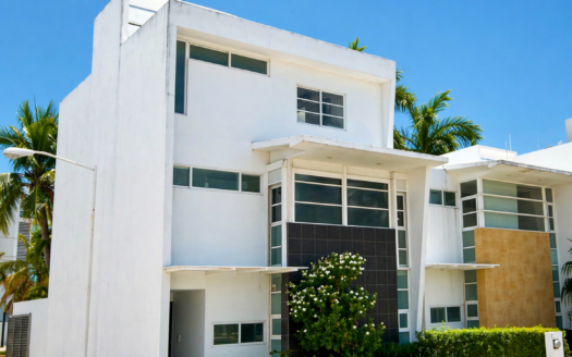 Casa en esquina dentro de Residencial Malecon en Cancún